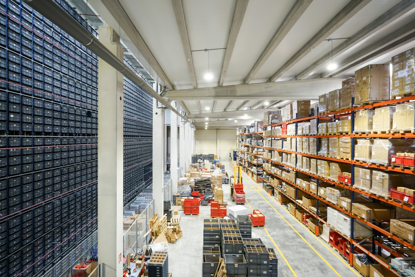 Ett stort industriellt lager med hyllor av behållare och lådor.